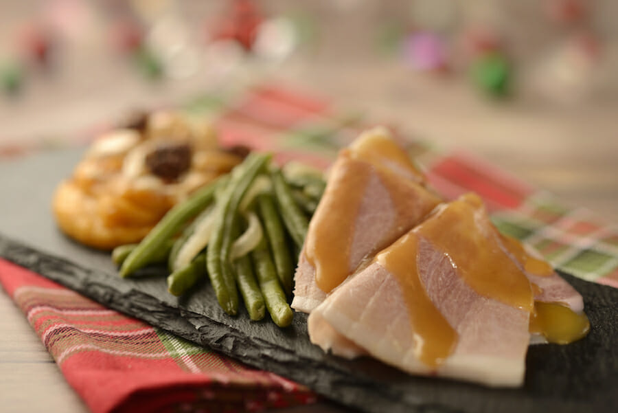 Slow-roasted Turkey with Stuffing, Mashed Potatoes, Green Beans and Cranberry Sauce (KA)